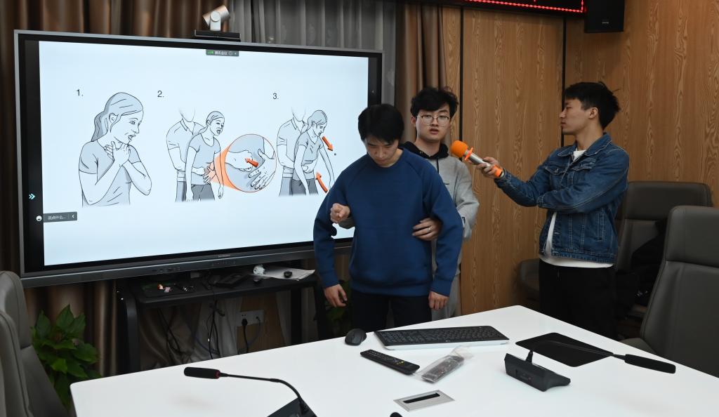 威廉希尔足球官网研究生开展“关爱生命‘救’在身边”急救知识培训活动